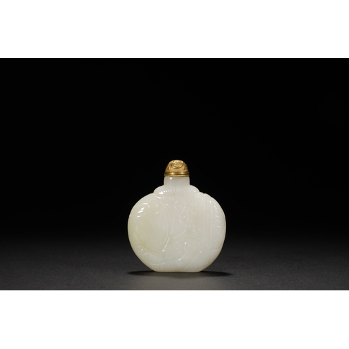 98 - A white jade carved snuff bottle, Qing Dynasty 6cm high, 5.5cm wide