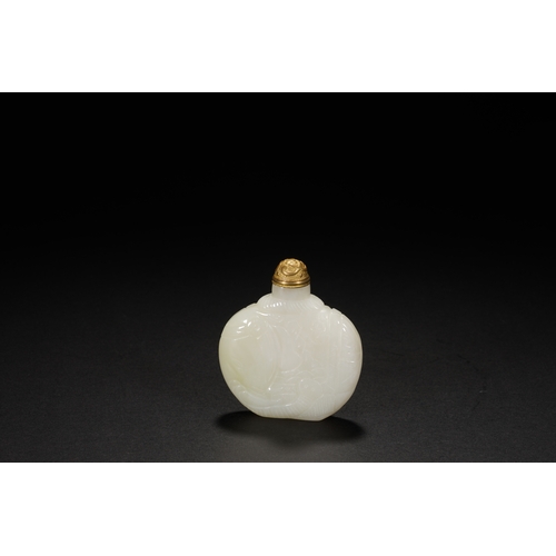 98 - A white jade carved snuff bottle, Qing Dynasty 6cm high, 5.5cm wide