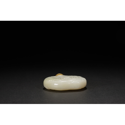 98 - A white jade carved snuff bottle, Qing Dynasty 6cm high, 5.5cm wide