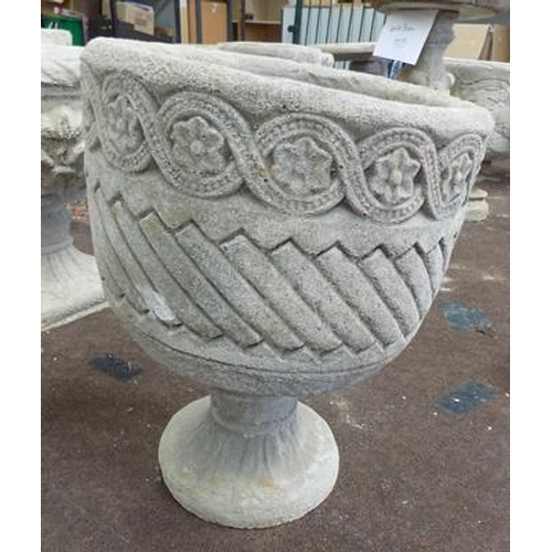 516a - Small decorated circular urn on circular decorated base