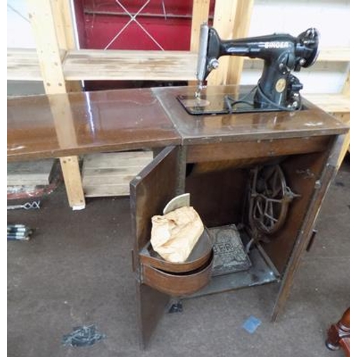 520 - Singer sewing machine on stand