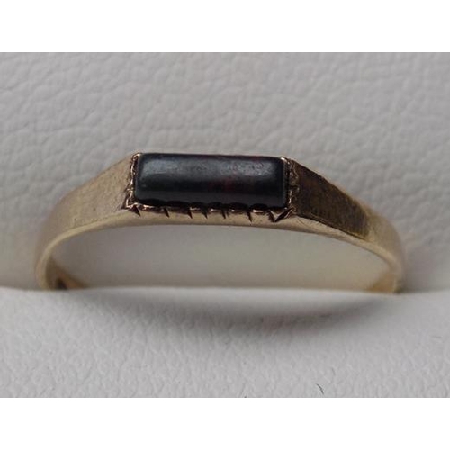 100 - Vintage 9ct gold ring with black stone - approx. size L 1/2