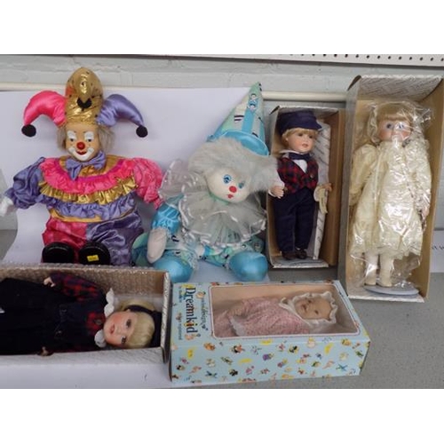 50 - Selection of vintage porcelain dolls and clowns