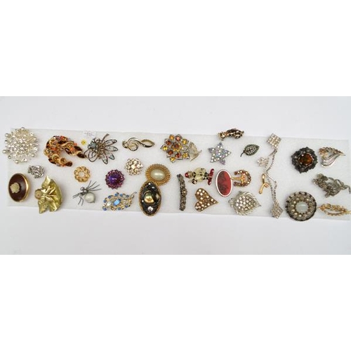 110 - Large collection of brooches