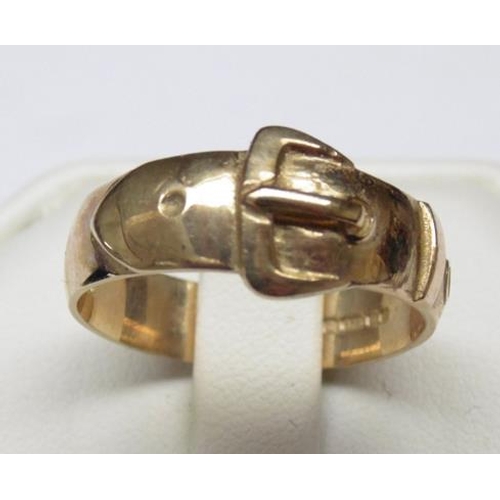 96 - 9ct gold buckle ring, size U