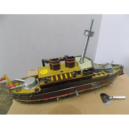 114 - Vintage tinplate clockwork steamer ship with key in working order