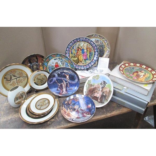 350 - Large selection of collectable plates inc Chokin, Wedgwood, Royal Albert & Royal Doulton