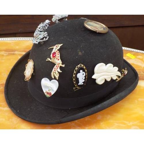 65 - Vintage bowler hat displaying brooches