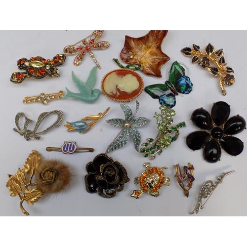 110 - 19 vintage brooches