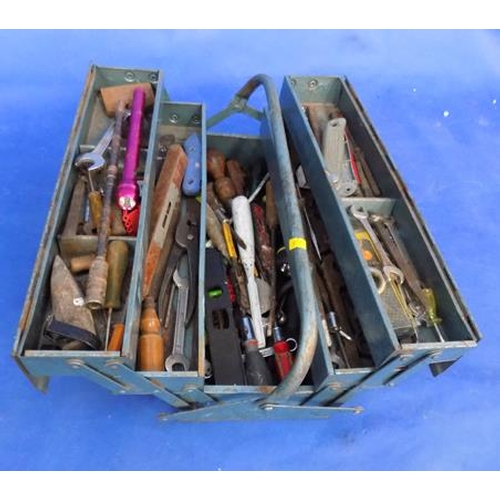 486 - Metal toolbox & tools