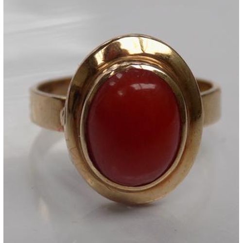 131 - 9ct Gold cornelian cabershon ring size K 1/2
