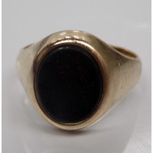 132 - 9ct Gold gents bloodstone signet ring size Q 1/2