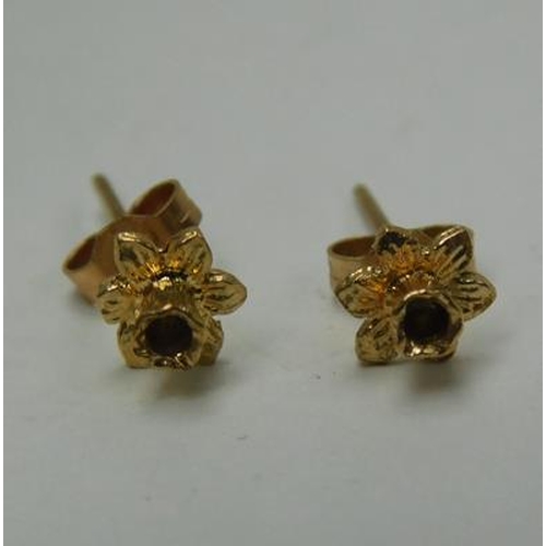 208 - Pair of 9ct gold daffodil earrings