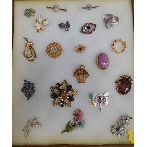 245 - 20 Brooches, some vintage