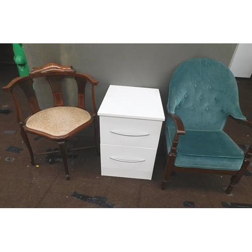 541 - 2x Occasional chairs + bedside cabinets