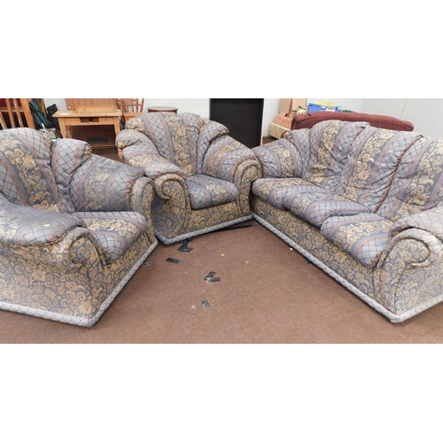 542 - 3 Seater settee + 2 armchairs