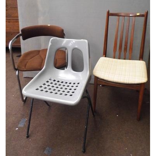 552 - 3x Assorted retro chairs