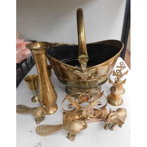 699 - Brass coal bucket & selection of brass items