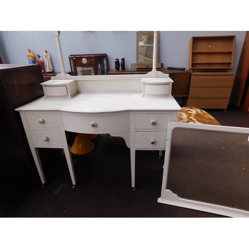 568 - Dressing table with mirror