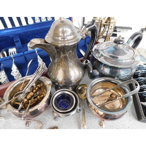 79 - Box of silver plate, incl. part cased cutlery set, Roman silver forks & some brass