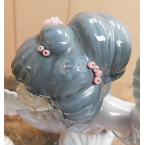 235 - Lladro Japanese lady with fans, Aynsley plate & 'oriental ivy' jug