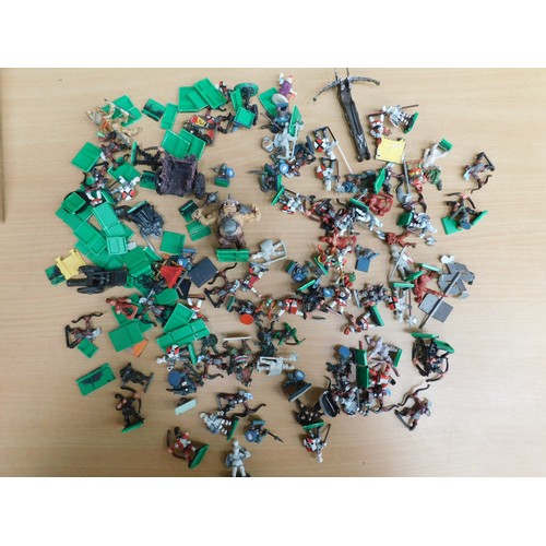 192 - 2 x Warhammer figurines, incl. metal figurine