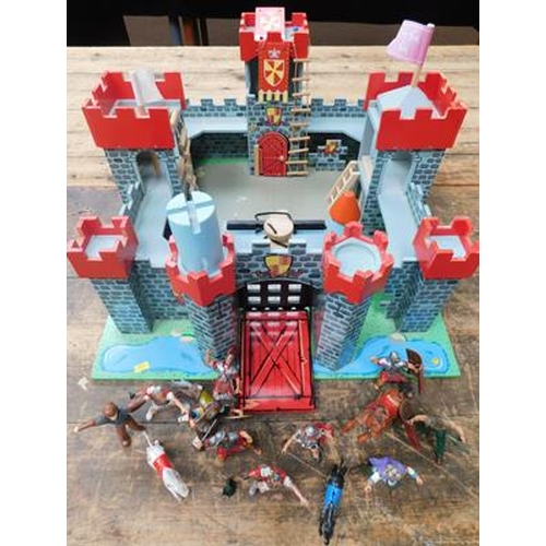 86 - Large medieval fort with accessories & characters