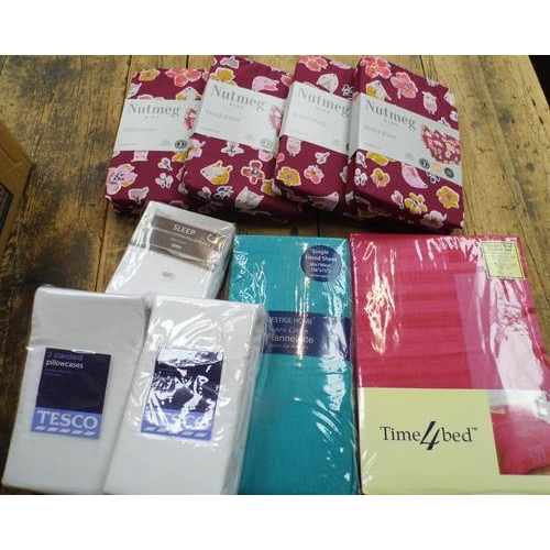 690 - Box of single bedding items including 5 duvets