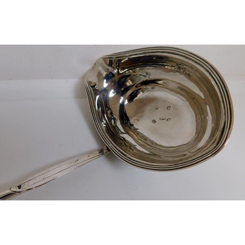 108 - Sterling silver Scottish provincial toddy ladle circ.1800