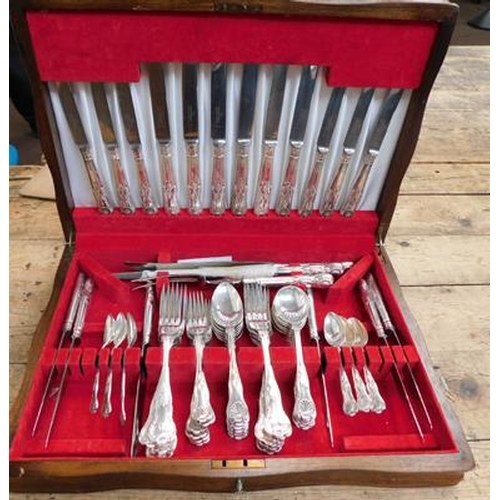 114 - Queens pattern silver hallmarked canteen of cutlery. Maker Robert & Belk Ltd. Various date stamps 58... 