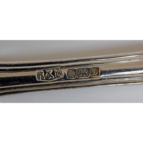 114 - Queens pattern silver hallmarked canteen of cutlery. Maker Robert & Belk Ltd. Various date stamps 58... 