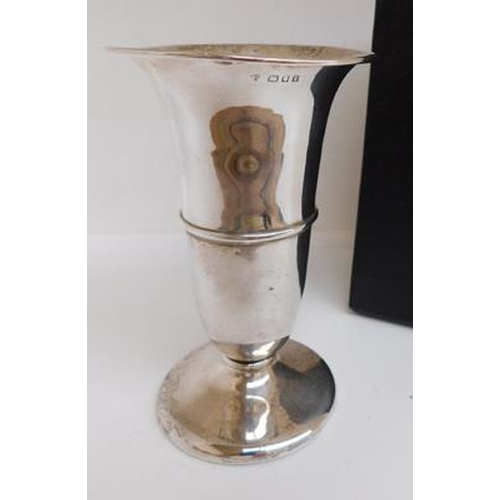 116 - Silver tulip vase hallmarked London 1921. Maker Charles & Richard Comyns