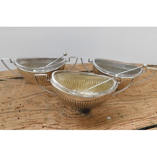 120 - Set of 3 1899 William Davenport, Birmingham hallmarked silver salts, with clear glass liners and spo... 