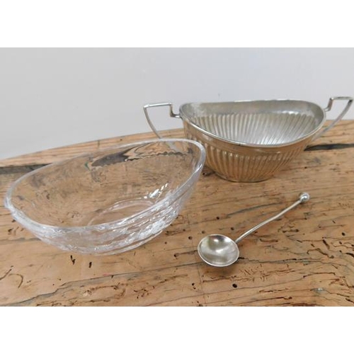 120 - Set of 3 1899 William Davenport, Birmingham hallmarked silver salts, with clear glass liners and spo... 