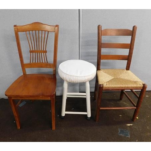 581 - Selection of 2 chairs & 1 stool