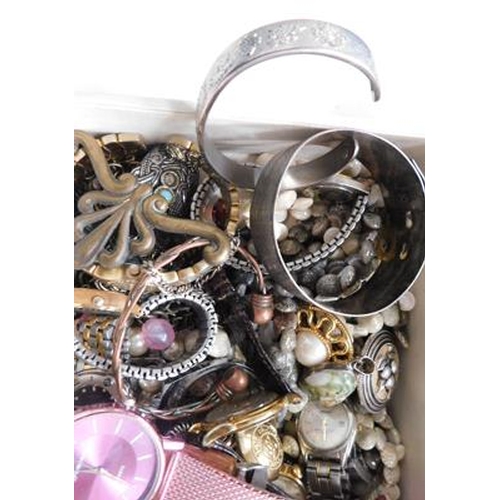 19 - Collection of costume jewellery-watches, brooches inc silver