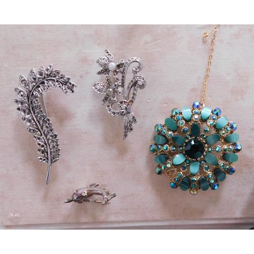 19 - Collection of costume jewellery-watches, brooches inc silver