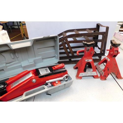 520 - 2 Ramps, 2x axle stands + boxed car jack