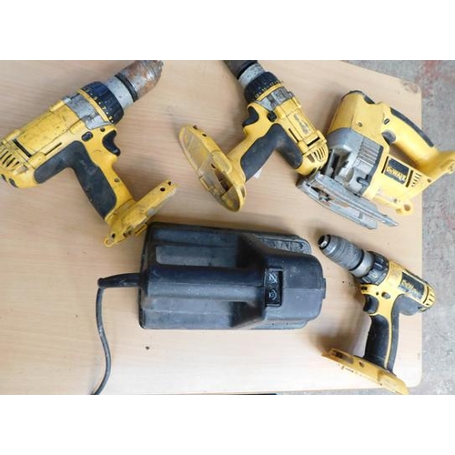 522 - 3x DeWalt drills & 1 DeWalt jigsaw (no batteries) + 1 other