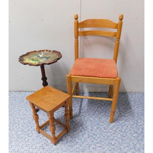 543 - Selection of 2 occasional tables + chair