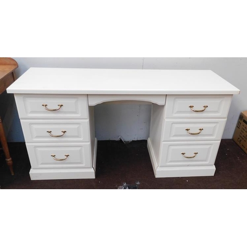 576 - Cream bedroom dressing table with 6 drawers