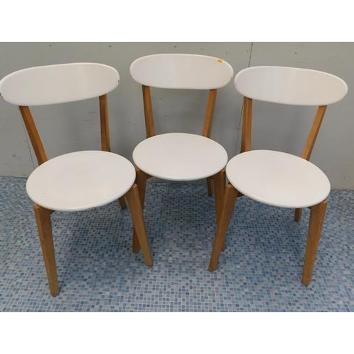 583 - 3x White wooden kitchen chairs