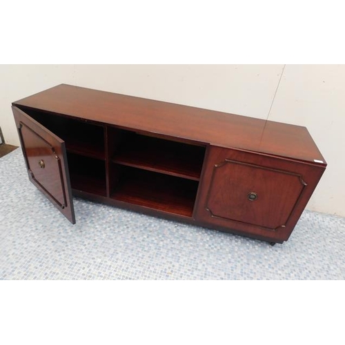 600 - Mahogany coloured sideboard approx 60