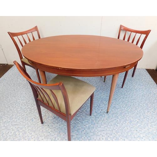 607 - Extending oval table + 3 chairs