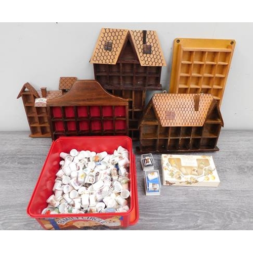 630 - Large amount of thimbles with 6 display cases (150+)