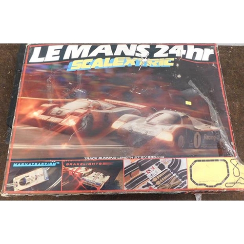 669 - Le Mans 24hr Scalextric w/o all cars & track in box-damage to car