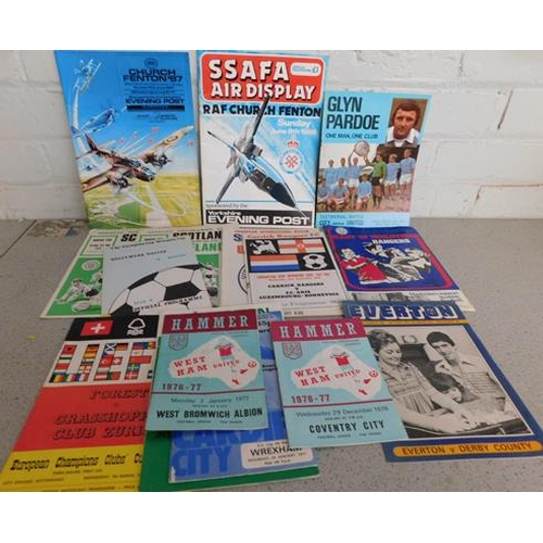 189 - Vintage football programmes etc