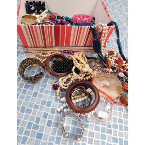 191 - Selection of costume jewellery