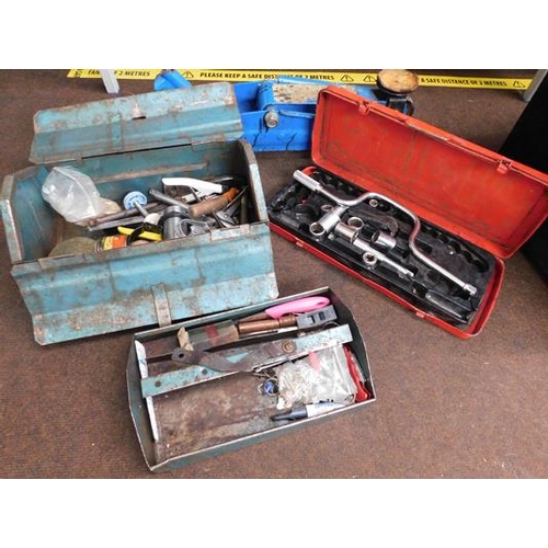 514 - Car jack, wheel bolts & tool box