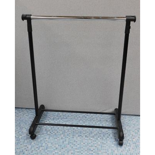 520 - Clothes rack